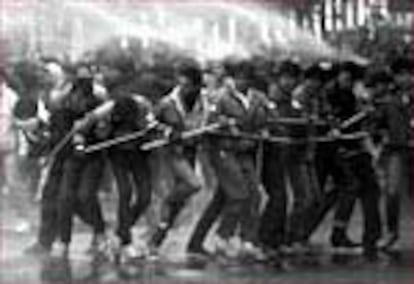 Manifestación de estudiantes, el 23 de enero de 1987, en la que una alumna resultó herida de bala.