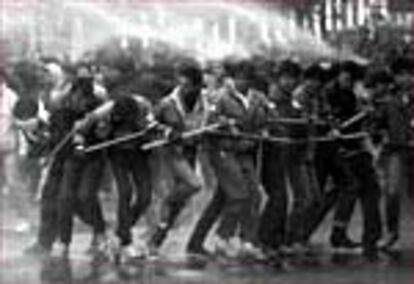 Manifestación de estudiantes, el 23 de enero de 1987, en la que una alumna resultó herida de bala.
