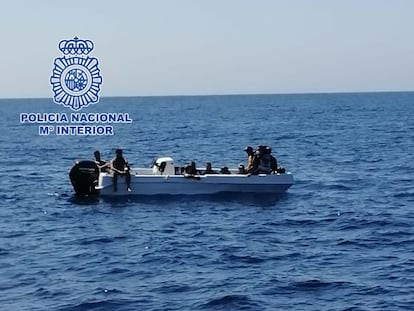 Migrantes argelinos a bordo de una patera rescatada tras dos días a la deriva en la costa de Almería.