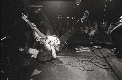 Guy Picciatto de la banda Fugazi en Nueva York cerca de 1994.