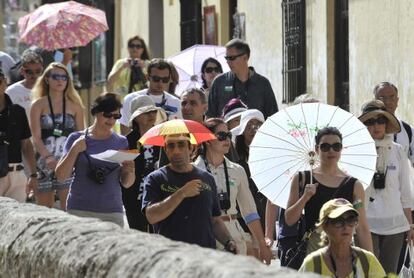 Un grup de turistes passeja pel centre de Granada.