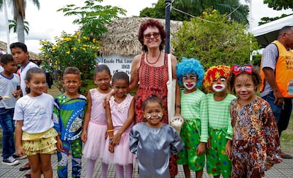 A escritora Roseana Murray com alunos durante a Feira Literária de Oeiras.