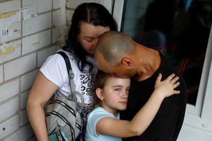 Viktor, prisionero de guerra ucranio, abraza a su familia tras haber sido canjeado en el intercambio de presos entre Rusia y Ucrania