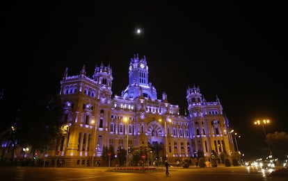 L'Ajuntament de Madrid, il·luminat de blau. Amb motiu de la celebració dels 70 anys de les Nacions Unides, més de 300 monuments de tot el món s'han tenyit d'aquest color.