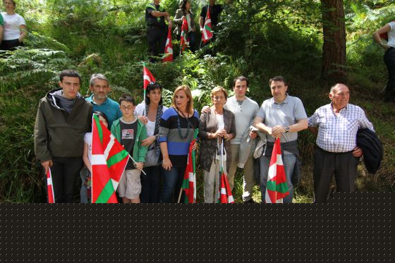 Familiares de soldados vascos cuyos restos han sido hallados, entre ellos Itxaso Atutxa y Aitor Esteban.