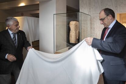 Clos y Gonzálvez destapan una de las nuevas adquisiciones en el Museu Egipci.