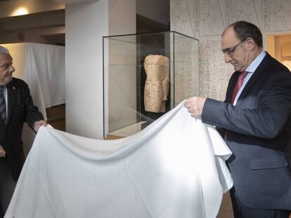 Clos i Gonzálvez destapen una de les noves adquisicions en el Museu Egipci.