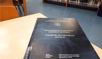 Còpia en paper de la tesi doctoral de Pedro Sánchez a la biblioteca de la Universitat Camilo José Cela.