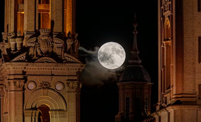 Imagen de la luna llena vista el pasado domingo entre las torres de la basílica de El Pilar de Zaragoza en la que se conoce como ´Luna del Ciervo´, la primera luna llena del verano donde se puede observar al astro más grande y brillante de lo normal. 
