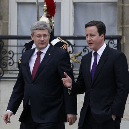 El primer ministro británico, David Cameron (a la derecha), junto a su homólogo canadiense, Stephen Harper, ayer en París.