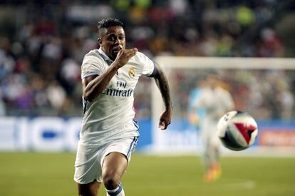 Mariano Díaz de Real Madrid corre hacía en balón en el partido que disputaron contra el París Saint-Germain.