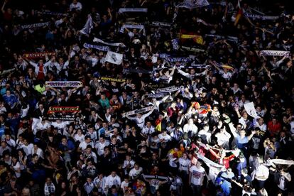 Seguidores del Real Madrid se reunen en Cibeles para celebrar el título de Copa.