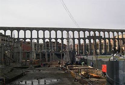 Trabajos en las obras de los nuevos cimientos junto al Acueducto de Segovia, la semana pasada.
