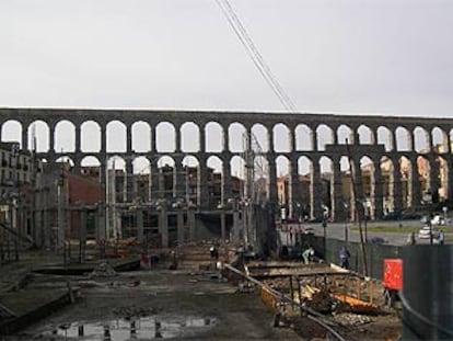Trabajos en las obras de los nuevos cimientos junto al Acueducto de Segovia, la semana pasada.