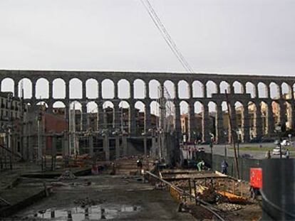 Trabajos en las obras de los nuevos cimientos junto al Acueducto de Segovia, la semana pasada.