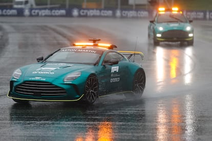 Los coches de seguridad recorren bajo la lluvia este sbado, el circuito del autdromo de Interlagos en S?o Paulo (Brasil) este sbado.