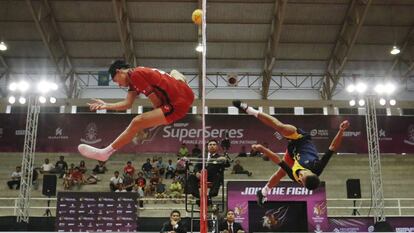 Anuwat Chaichana (izquierda) junto con el birmano Thant Zin Oo en las finales de las superseries de sepak takraw celebradas en Tailandia.