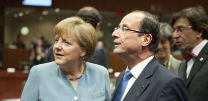 La canciller alemana, Angela Merkel, y el presidente franc&eacute;s, Fran&ccedil;ois Hollande, hablan antes del inicio de la cumbre informal europea en Bruselas.
 