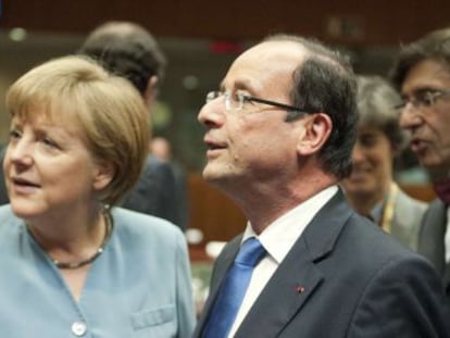 La canciller alemana, Angela Merkel, y el presidente franc&eacute;s, Fran&ccedil;ois Hollande, hablan antes del inicio de la cumbre informal europea en Bruselas.
 