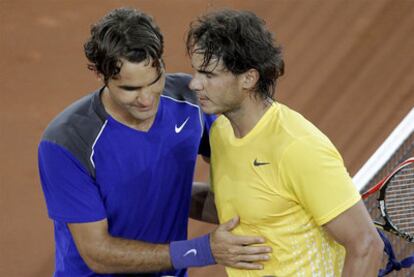 Federer felicita a Nadal tras su victoria.