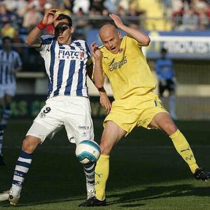 Kovacevic y Cygan intentan hacerse con la pelota.