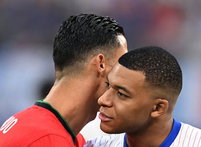  El portugués Cristiano Ronaldo y el francés Kylian Mbappe antes del partido de cuartos de final. 