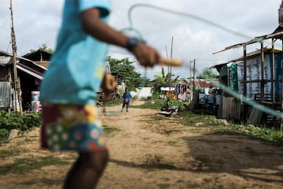 Los hijos de Sandar, de nueve y tres años, juegan en la calle delante de su casa. Sandar ha sufrido toda su vida malos tratos en el ámbito familiar. Su tía, que la alojó a su llegada a Tailandia, le pegaba continuamente. "Me golpeaba con cables", cuenta la joven, que nunca fue al hospital ni llamó a la policía. "No sabía a dónde ir. No hablaba tailandés. Además, mi tía me encerraba en casa, así que no podía salir". Sandar se casó a los dos años de llegar a Tailandia. Tenía 17. Según la ONU, menos del 40% de las mujeres víctimas de violencia física en el ámbito doméstico busca ayuda.