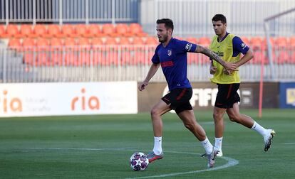 Saúl, en un entrenamiento reciente junto a Morata.