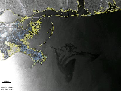 Imagen tomada por el satélite europeo Envisat el 2 de mayo en la que se ve la marea de crudo (parte inferior derecha) acercarse a la costa Luisiana.