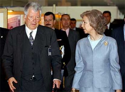 La reina Sofía charla con el presidente de ICOMOS, Michael Petzet, ayer, en la apertura de la asamblea general.