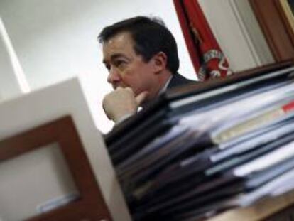 El rector de la Universidad Complutense de Madrid (UCM), José Carrillo, momentos antes de la lectura de un comunicado, al mismo tiempo que casi todos los rectores de las universidades públicas españolas, en el que reivindica el valor social de la universidad y en contra de los recortes.