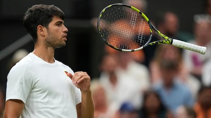 Alcaraz hace malabarismos con la raqueta durante el partido contra Rublev.