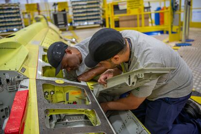 Técnicos brasileños trabajan en el montaje de la estructura del F-39 Gripen.