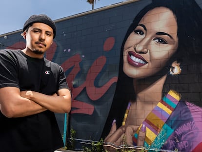 Edwin Sánchez, Chicano resident in Los Angeles (California) and Tik-Tok user who comments on Chicano words and 'Spanglish' in a video, in front of graffiti of Selena.
