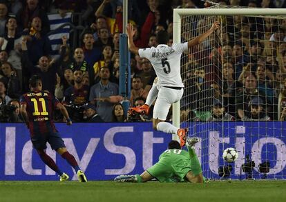 Neymar bat Sirigu i fa el primer gol del partit.