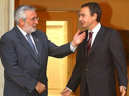 El presidente del Gobierno recibió ayer en La Moncloa a su homólogo andorrano, Marc Forné. Ambos acordaron, en la primera cumbre bilateral, impulsar convenios para favorecer el fin del paraíso fiscal andorrano.