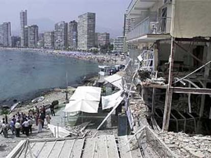 Vista panorámica del hotel Nadal, en la playa de Levante, en Benidorm, tras la explosión del artefacto colocado por ETA.