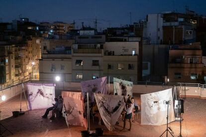 Performance de Claudio Ritfeld (Amsterdam) sobre la gentrificació en un terrat de l’Hospitalet de Llobregat.