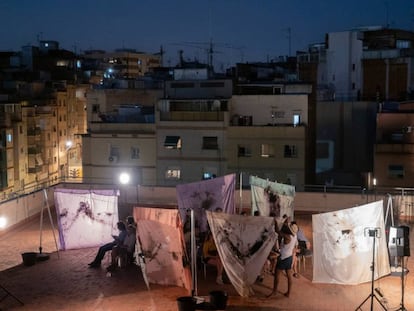 Performance de Claudio Ritfeld (Amsterdam) sobre la gentrificació en un terrat de l’Hospitalet de Llobregat.