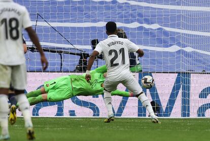 Rodrygo (en el centro) marca el tercer gol de penalti.