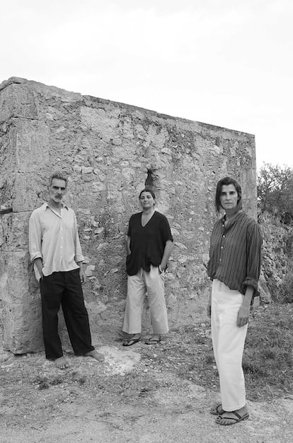 De izquierda a derecha, Jacobo Cobián y Marga Massanet, fundadores de Masscob, junto a Rosario Nadal, cofundadora de la Fundación Alttra.