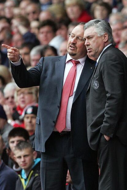 Rafa Benítez y Carlo Ancelotti, ayer durante el Liverpool-Chelsea.