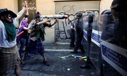 El clima se ha ido enrareciendo hasta que, alrededor de las dos de la tarde, grupos de manifestantes se han concentrado en cuatro puntos distintos de protesta contra los mossos y han empezado a lanzar agua, confeti y otros objetos a la policía.