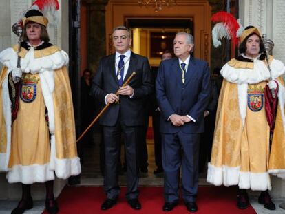 El diputado general de Álava, Javier de Andrés, y el presidente de las Juntas Generales durante el pleno de Santa Catalina