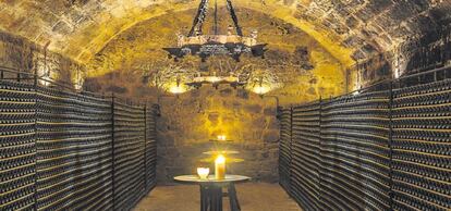 El calado de las Grandes Añadas es el lugar elegido para que los visitantes puedan catar el vino de cosecha histórica que incluye la visita.