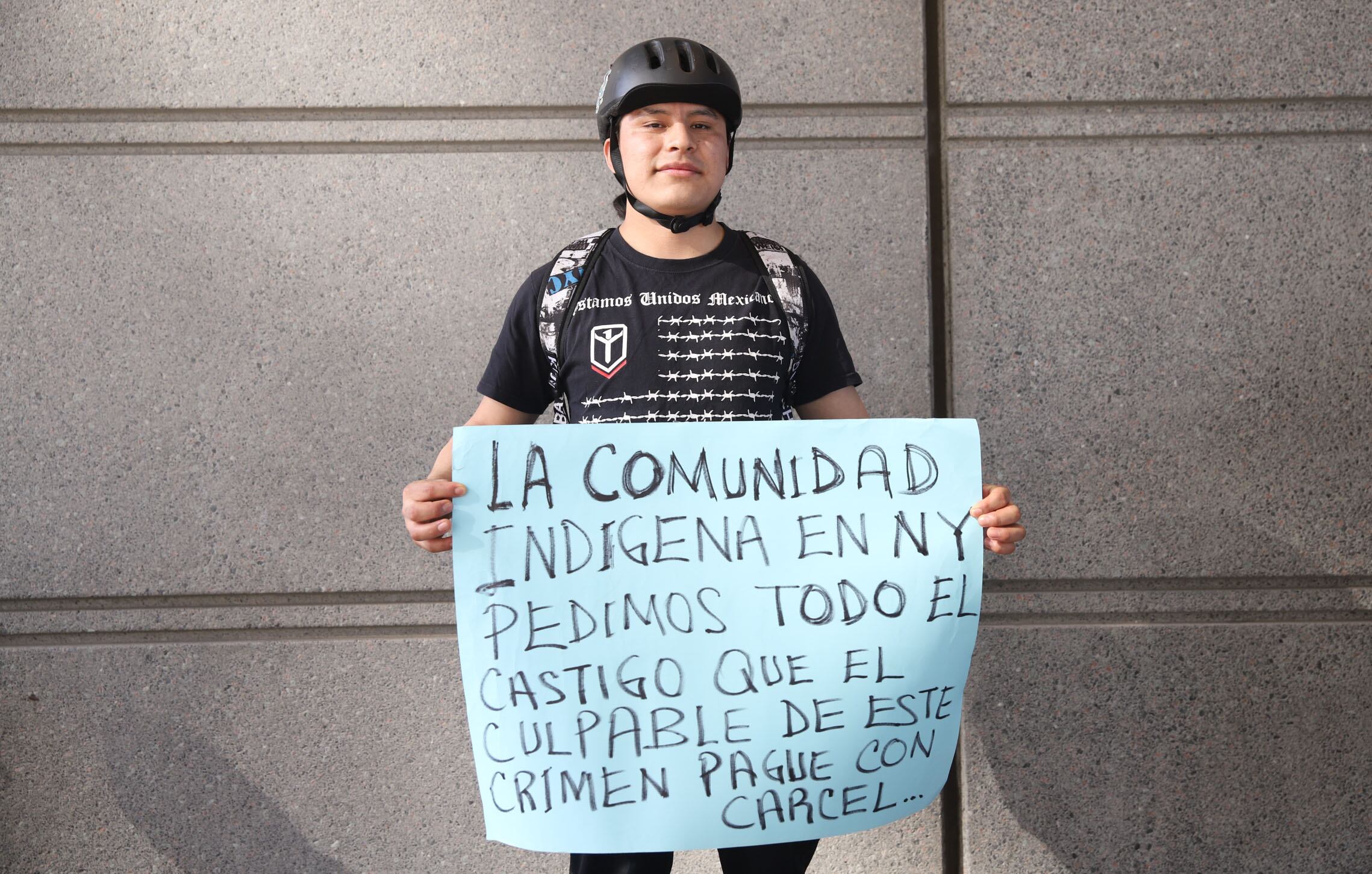 Compañeros de Victorio Hilario, durante una protesta para exigir justicia.