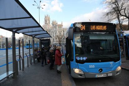 Un autobús de la EMT en la plaza de Cibeles de la capital. 