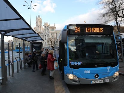 Un autobús de la EMT en la plaza de Cibeles de la capital. 