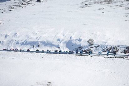 El pelotón de una Volta marcada por la nieve, el frío y el dominio del Movistar de Valverde.