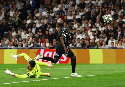 Bukayo Saka, del Arsenal, marca el primer tanto del partido.
